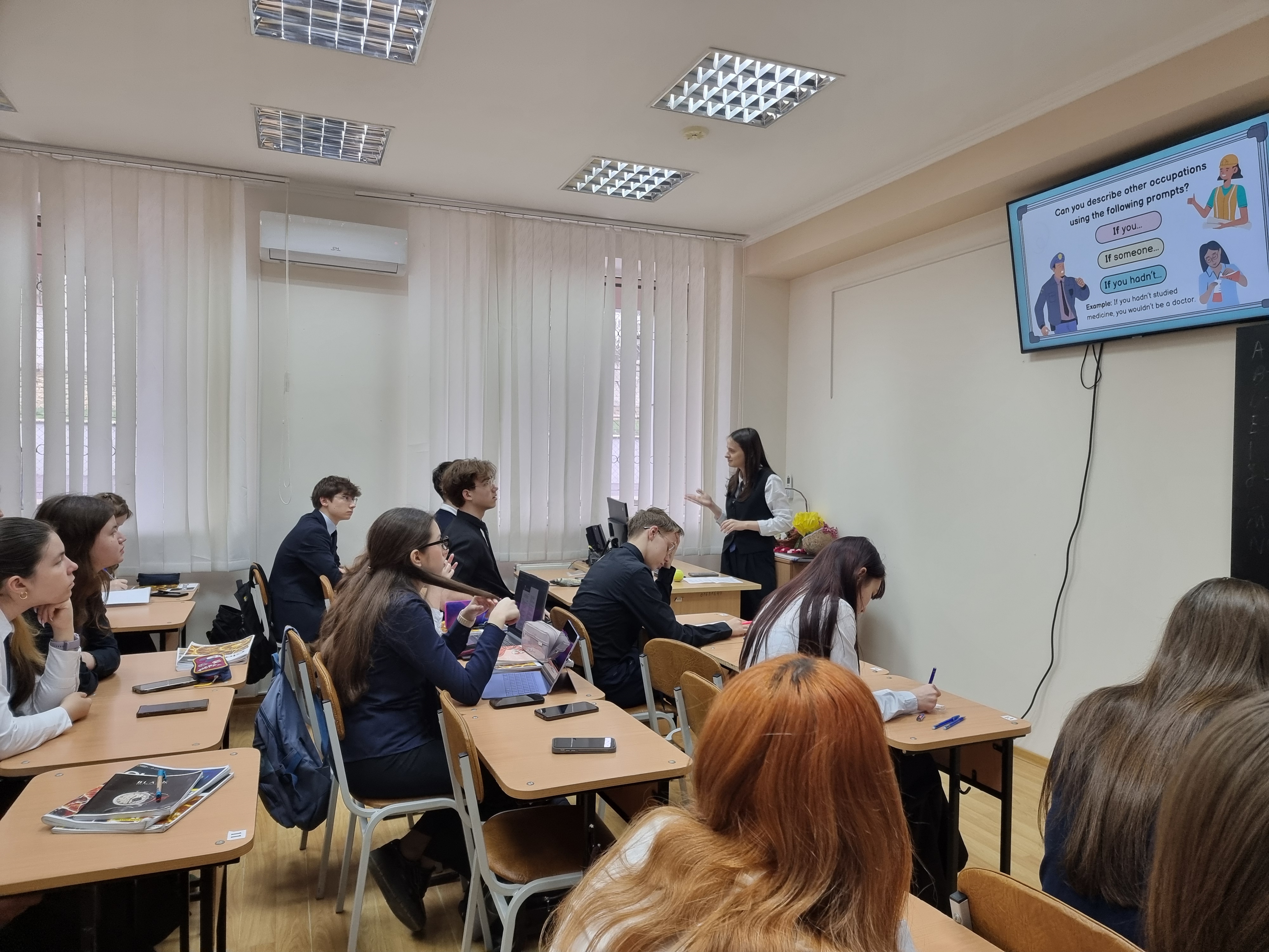 O lecție vie — eleva de clasa a 12-a devine profesoară pentru o zi